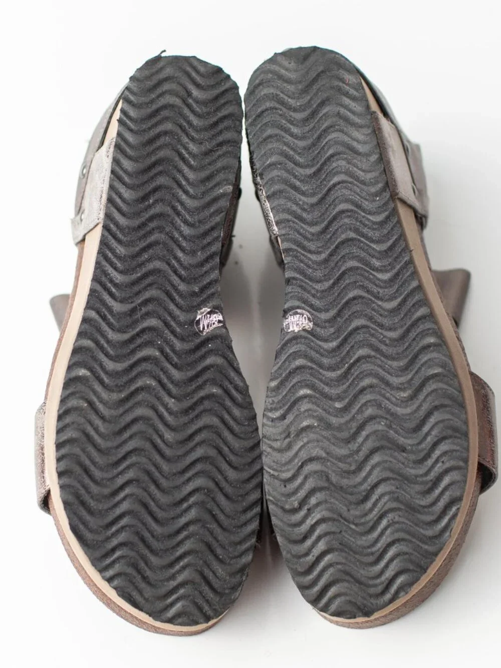 Crown Vintage Women's 8.5 Metallic Taupe Platform Wedge Foam Sandals Comfort